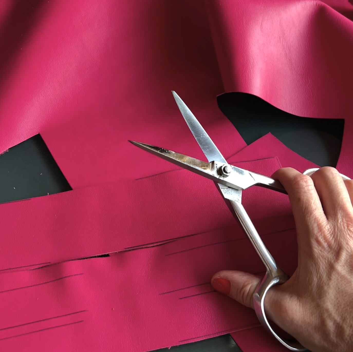 Atelier IsaIsa — découpe du cuir